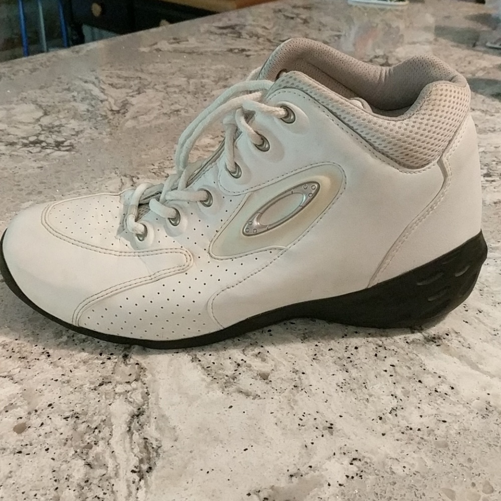 Vintage Leather Oakley hightop athletic shoes